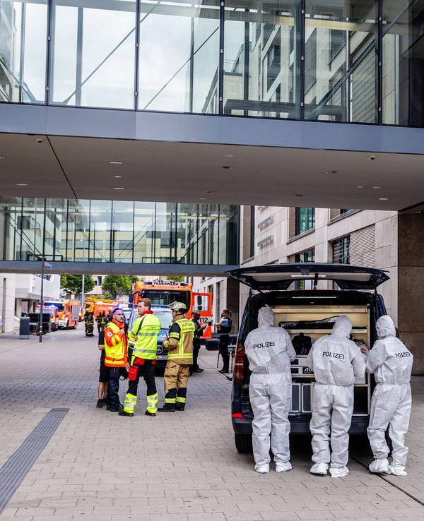 Beamte der Spurensicherung stehen bei einem größeren Polizeieinsatz vor einem Einkaufszentrum in der Innenstadt von Stuttgart.