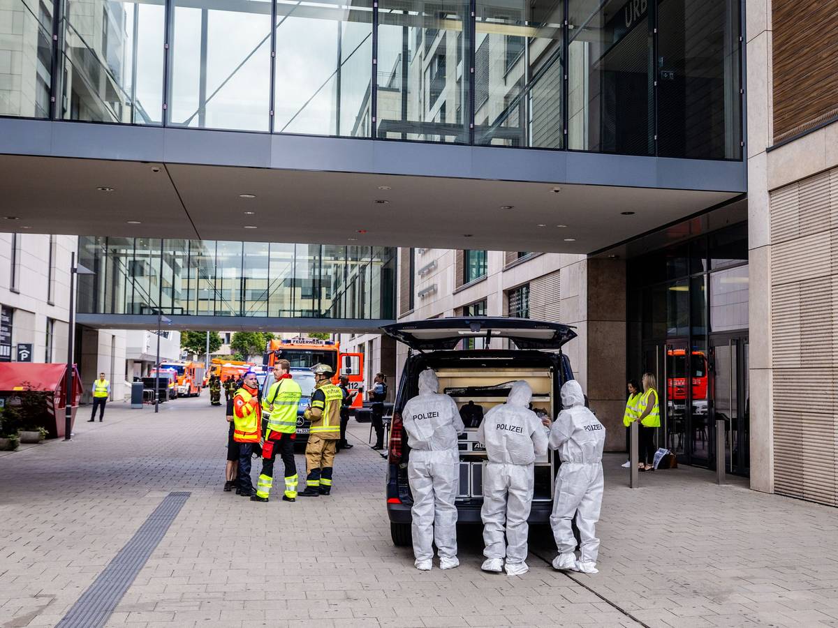Beamte der Spurensicherung stehen bei einem größeren Polizeieinsatz vor einem Einkaufszentrum in der Innenstadt von Stuttgart.