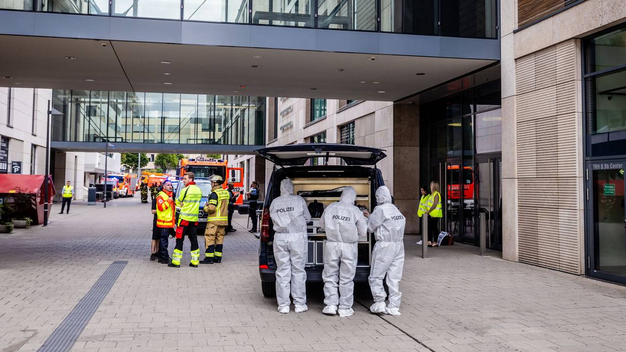 Beamte der Spurensicherung stehen bei einem größeren Polizeieinsatz vor einem Einkaufszentrum in der Innenstadt von Stuttgart.