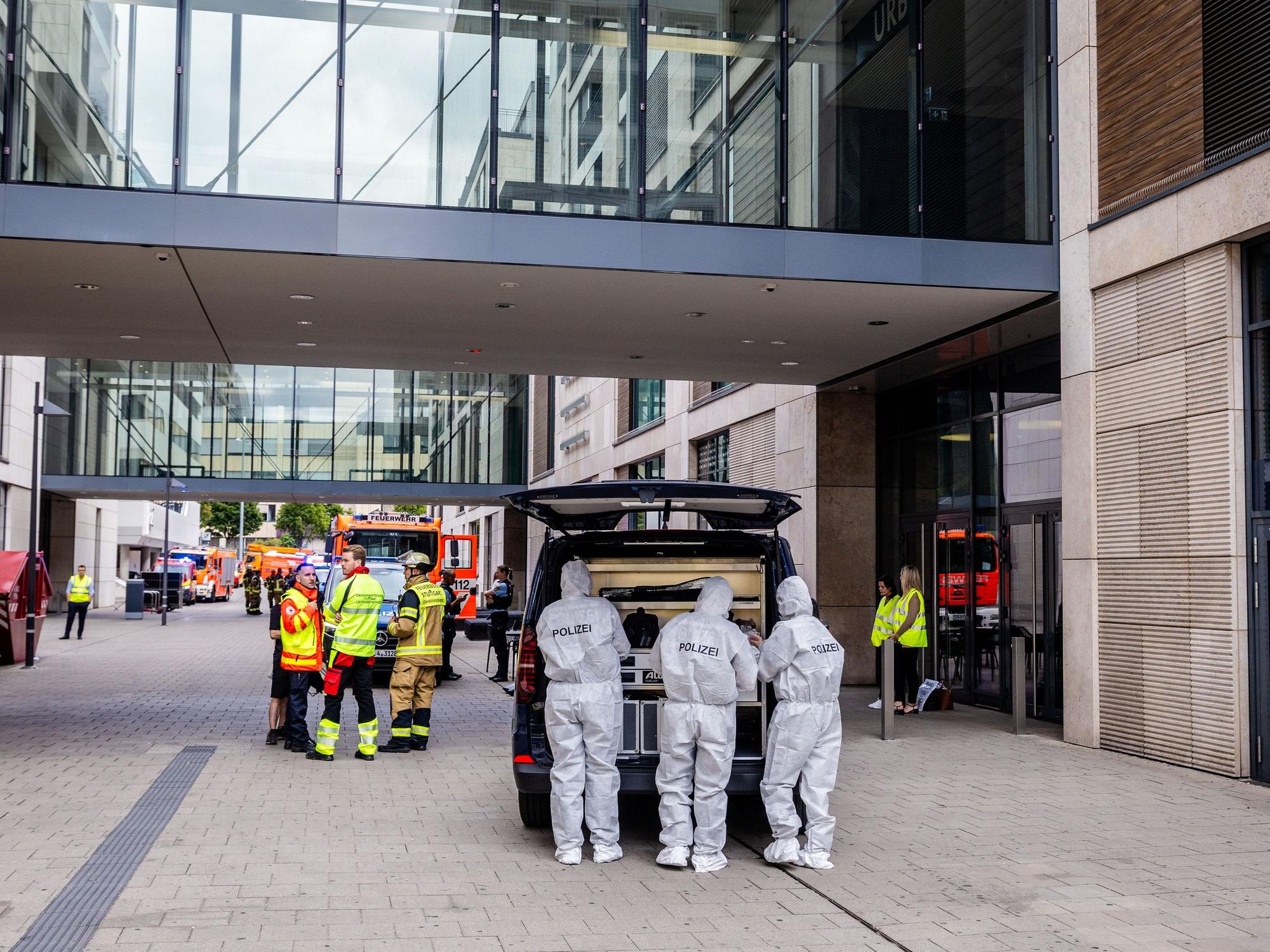 Beamte der Spurensicherung stehen bei einem größeren Polizeieinsatz vor einem Einkaufszentrum in der Innenstadt von Stuttgart.