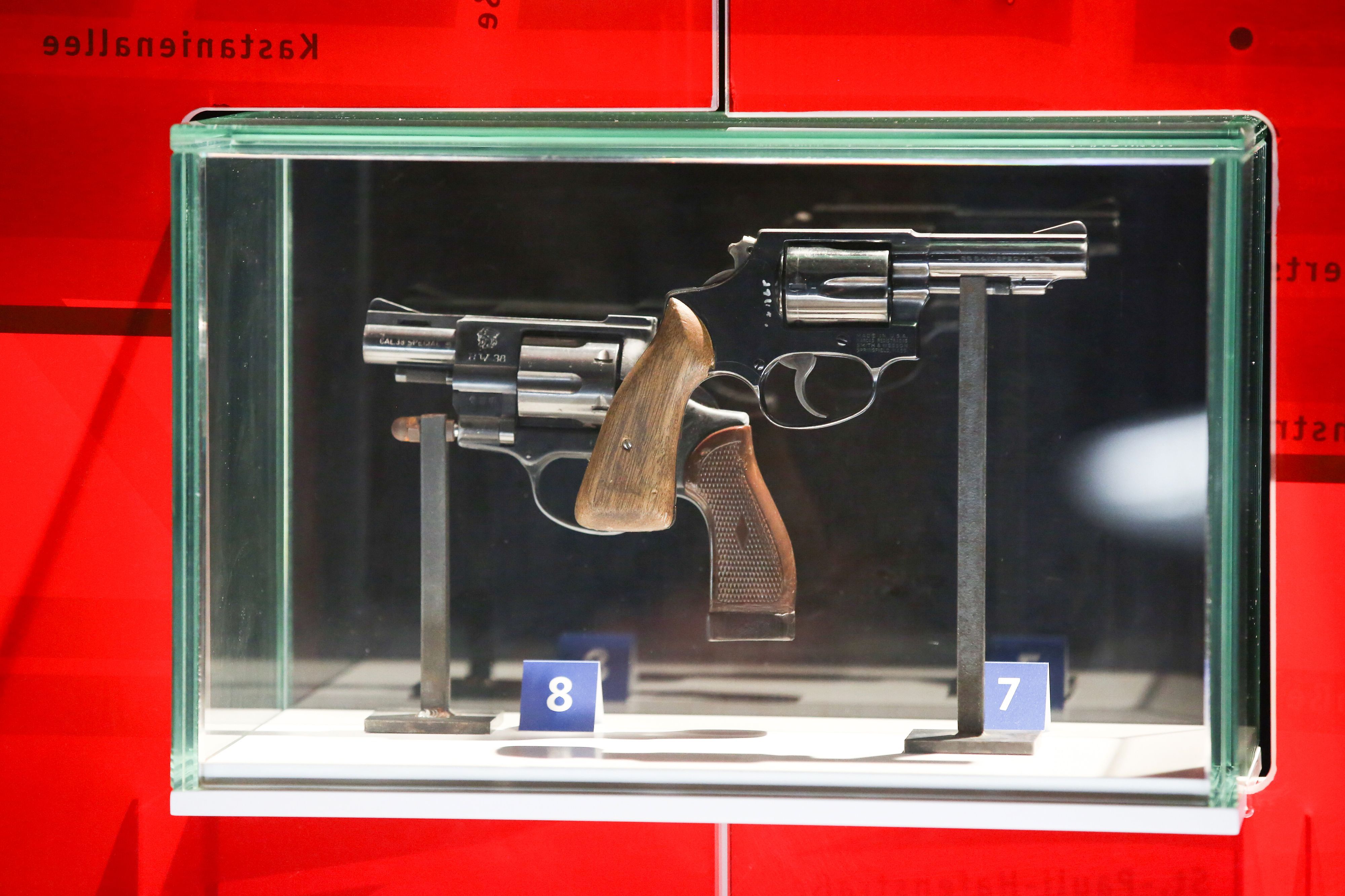 Die Tatwaffen des St-Pauli-Killers Werner Pinzner sind am 25.2.2014 in einer Vitrine im Polizeimuseum in Hamburg zu sehen.