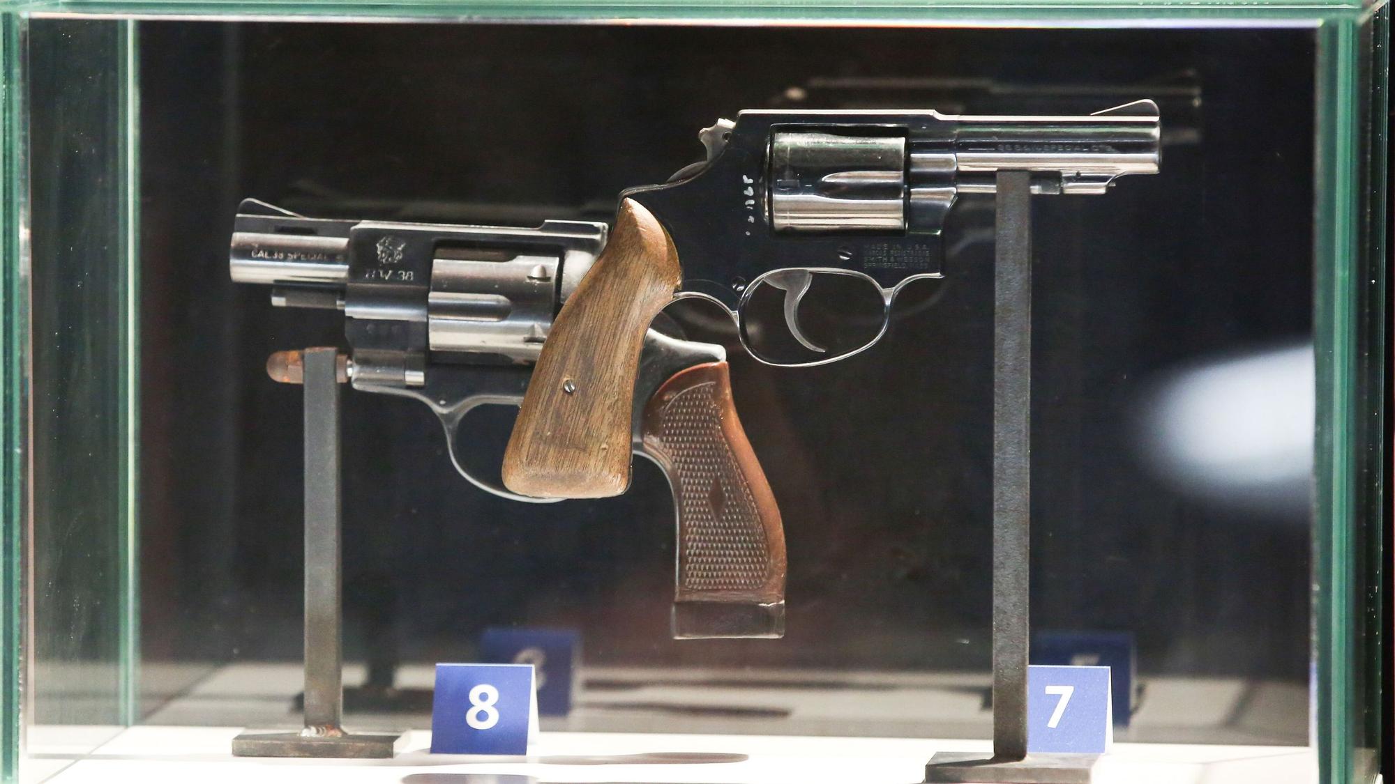 Die Tatwaffen des St-Pauli-Killers Werner Pinzner sind am 25.2.2014 in einer Vitrine im Polizeimuseum in Hamburg zu sehen.