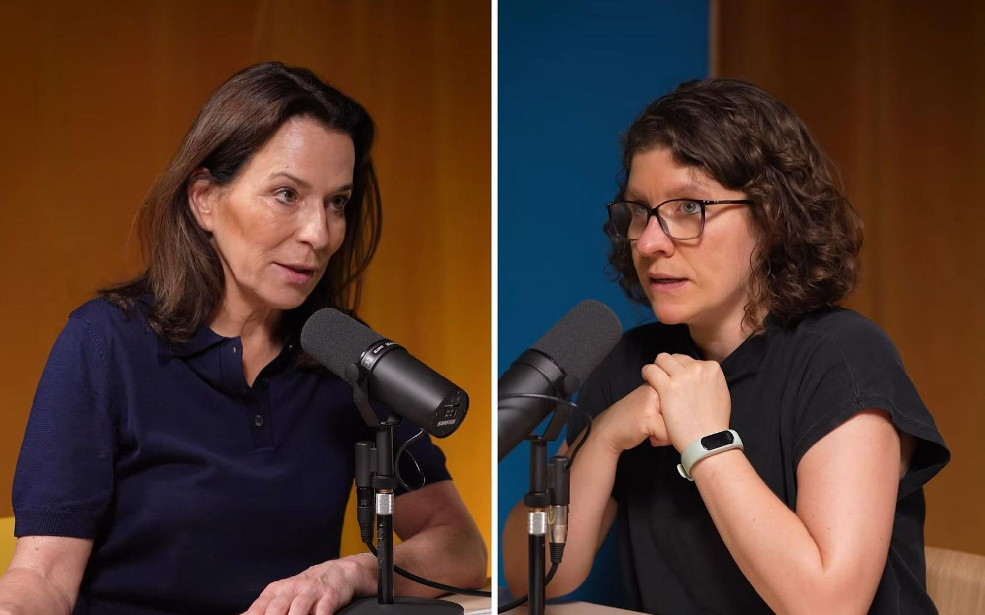 Anne Will (links) und Ann-Kathrin Büüsker sprechen im Podcast „Politik mit Anne Will“ über die zurückliegende Hitzewelle. (Bild: Will Media GmbH / Politik mit Anne Will (Screenshot))