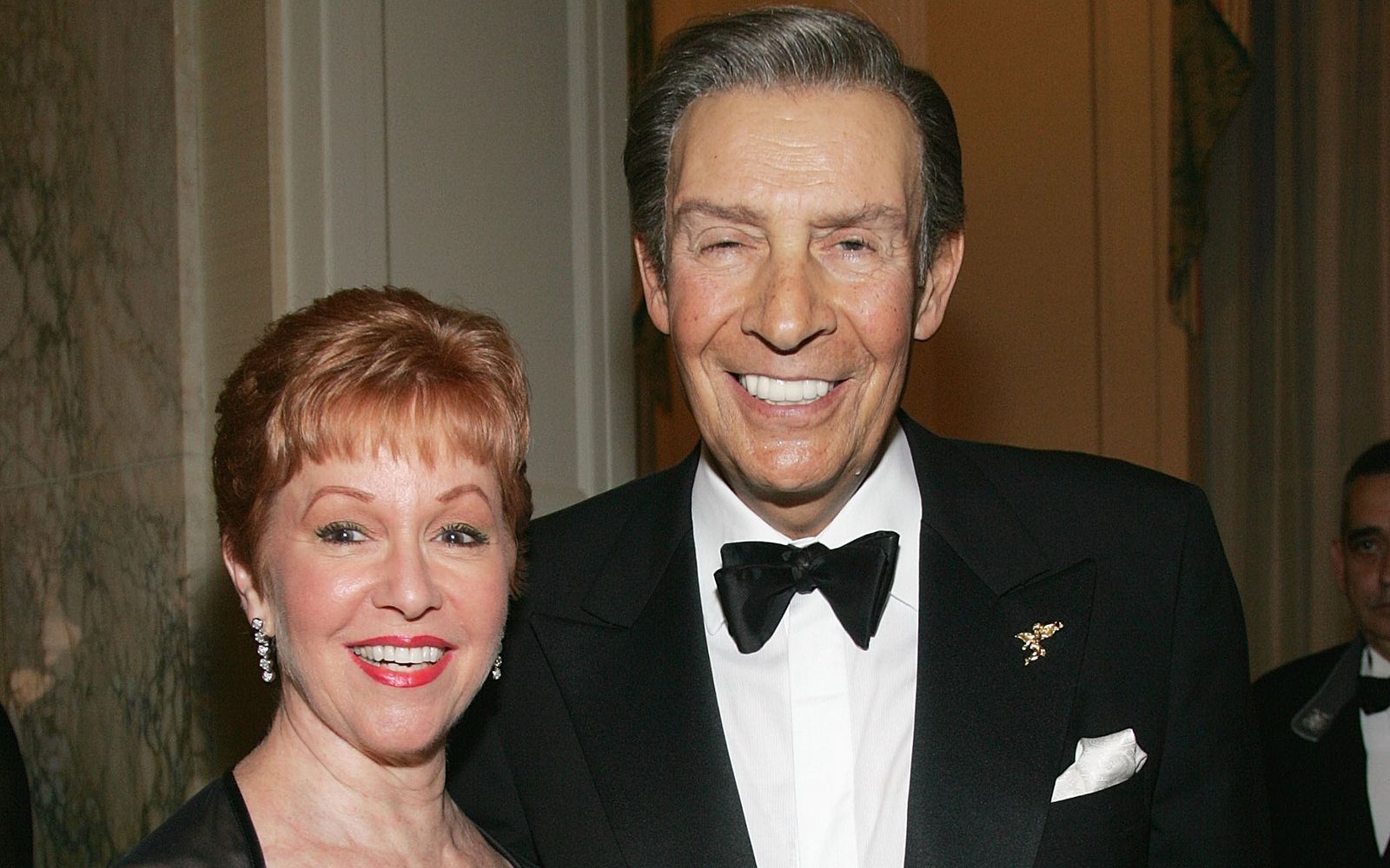 Auch Jerry Orbach (Bild, mit Ehefrau Elaine) war bereits ein gestandener Broadway-Star, bevor er bei „Dirty Dancing“ mitspielte. Von 1992 bis zu seinem Tod spielte er in der Serie „Law & Order“. (Bild: Evan Agostini/Getty Images)