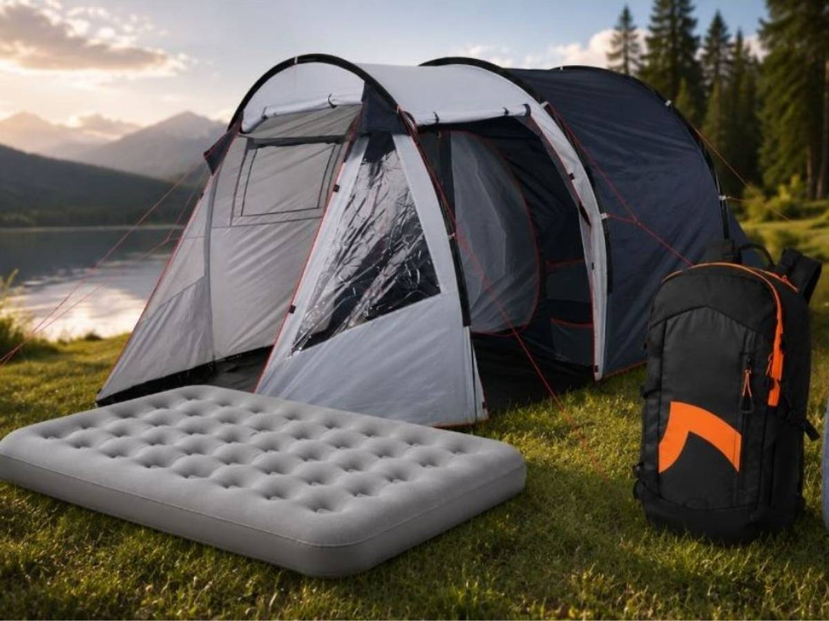 Camping Produkte wie Zelt, Luftbett, Schlafsack in einer grünen Landschaft am See und neben einem Wald.