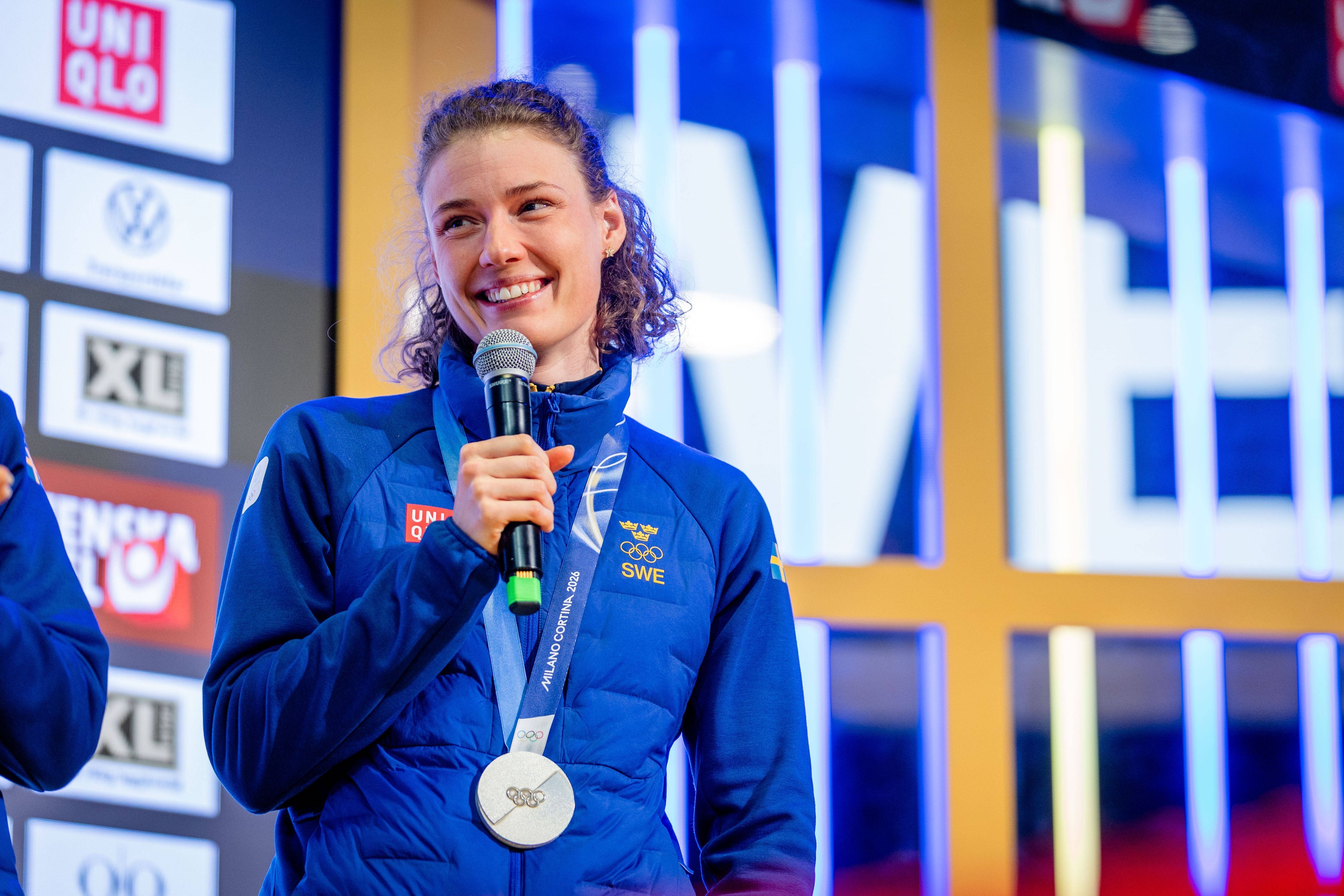 Hanna Öberg spricht mit einer Silbermedaille um den Hals in ein Mikrofon.