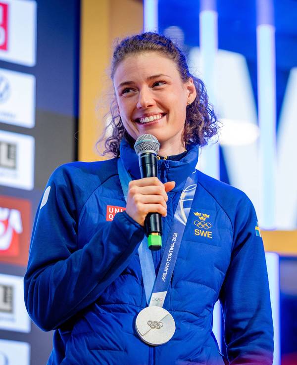 Hanna Öberg spricht mit einer Silbermedaille um den Hals in ein Mikrofon.