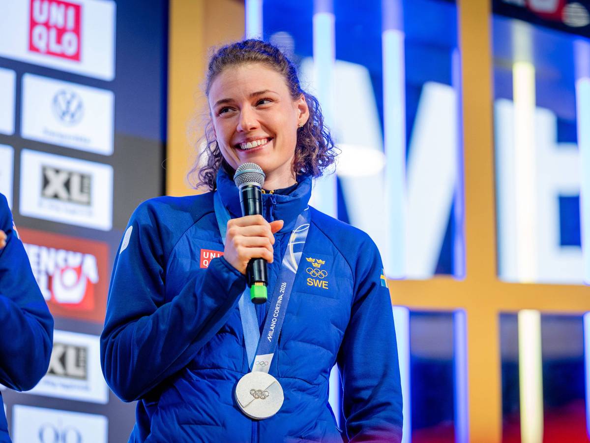 Hanna Öberg spricht mit einer Silbermedaille um den Hals in ein Mikrofon.