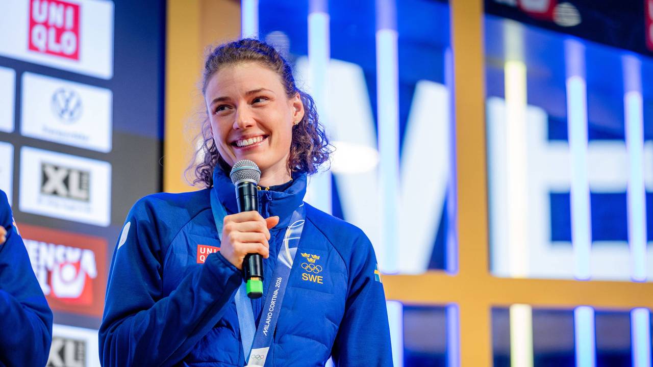 Hanna Öberg spricht mit einer Silbermedaille um den Hals in ein Mikrofon.