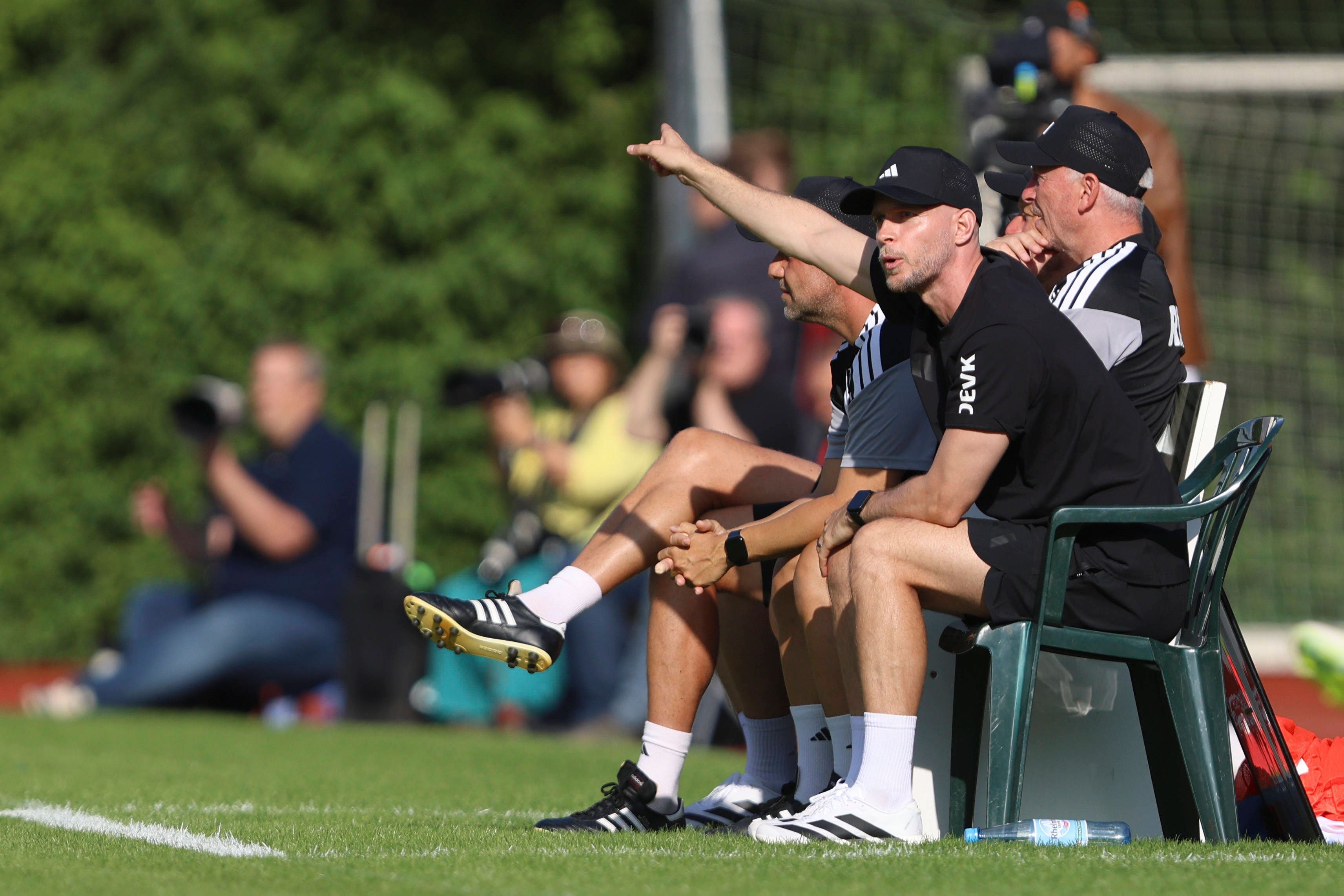 René Wagner mit seinem Trainerteam an der Seitenlinie.