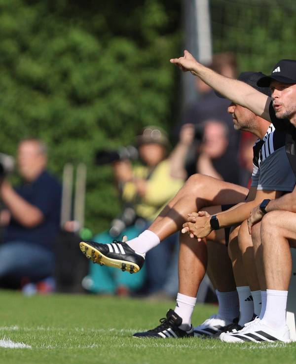 René Wagner mit seinem Trainerteam an der Seitenlinie.