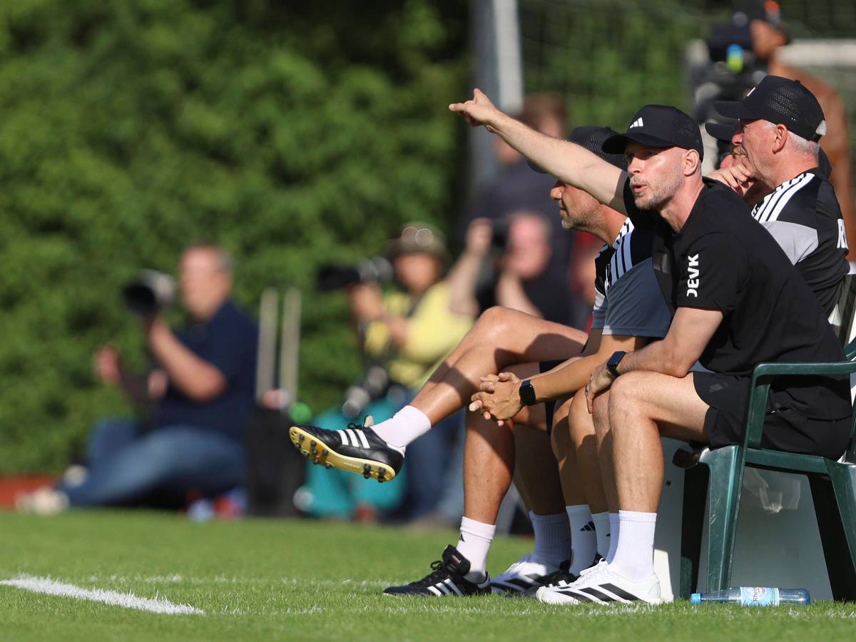 René Wagner mit seinem Trainerteam an der Seitenlinie.