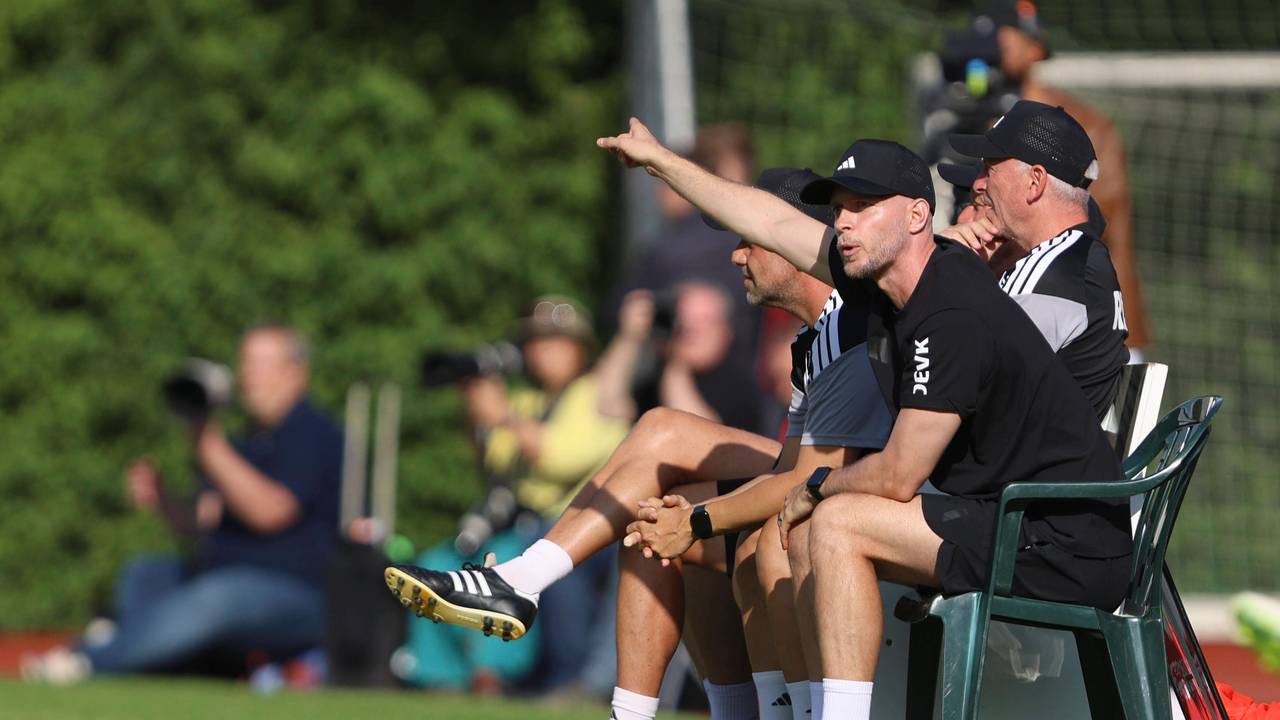 René Wagner mit seinem Trainerteam an der Seitenlinie.