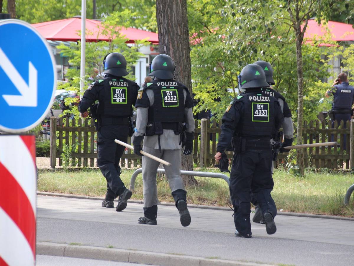 Geiselnahme in Regensburger Bank - Mensch in Lebensgefahr