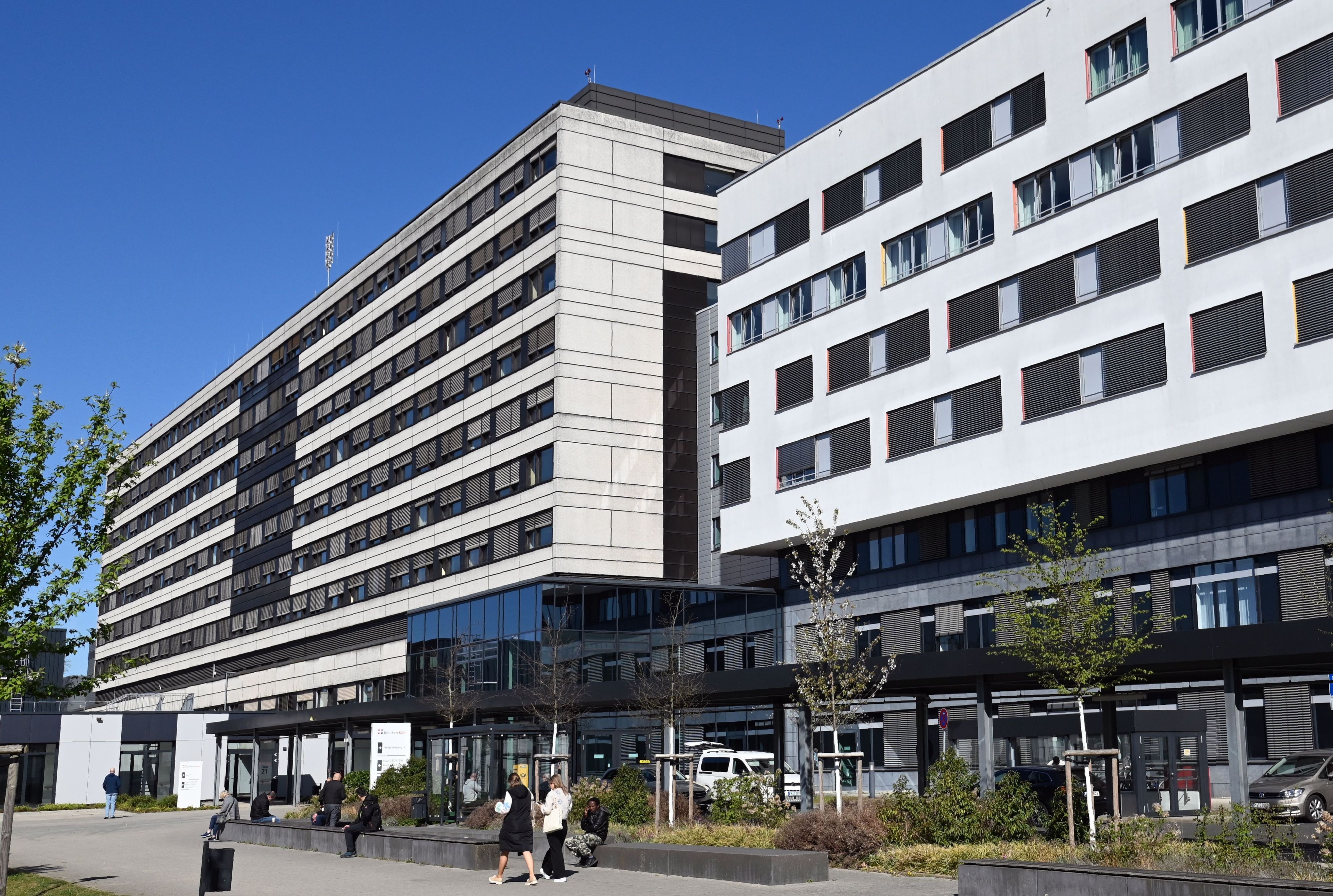 Blick auf den Haupteingang des Krankenhauses in Köln-Merheim