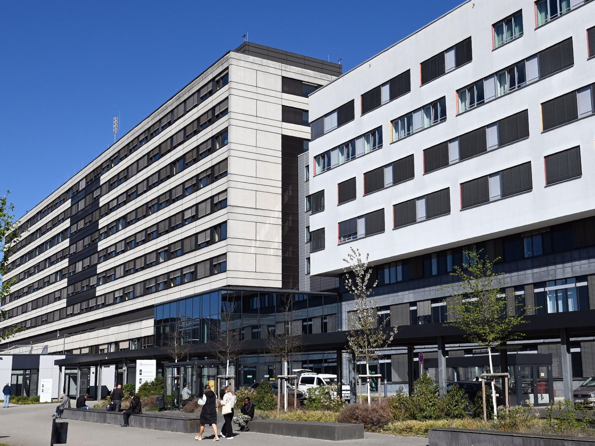 Blick auf den Haupteingang des Krankenhauses in Köln-Merheim