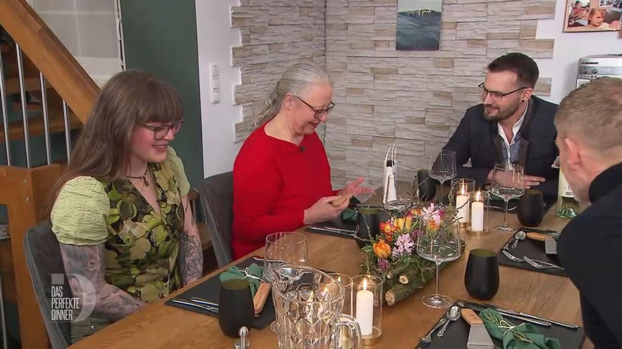 Mit den gravierten Fleischwendern macht Philipp seinen Gästen eine riesen Freude.
(Bild: RTL)
