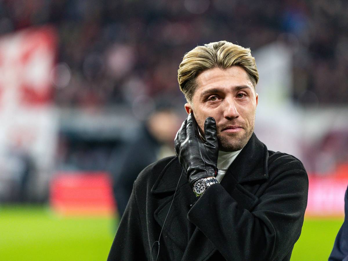 Kevin Kampl weint bei seiner Verabschiedung in Leipzig.