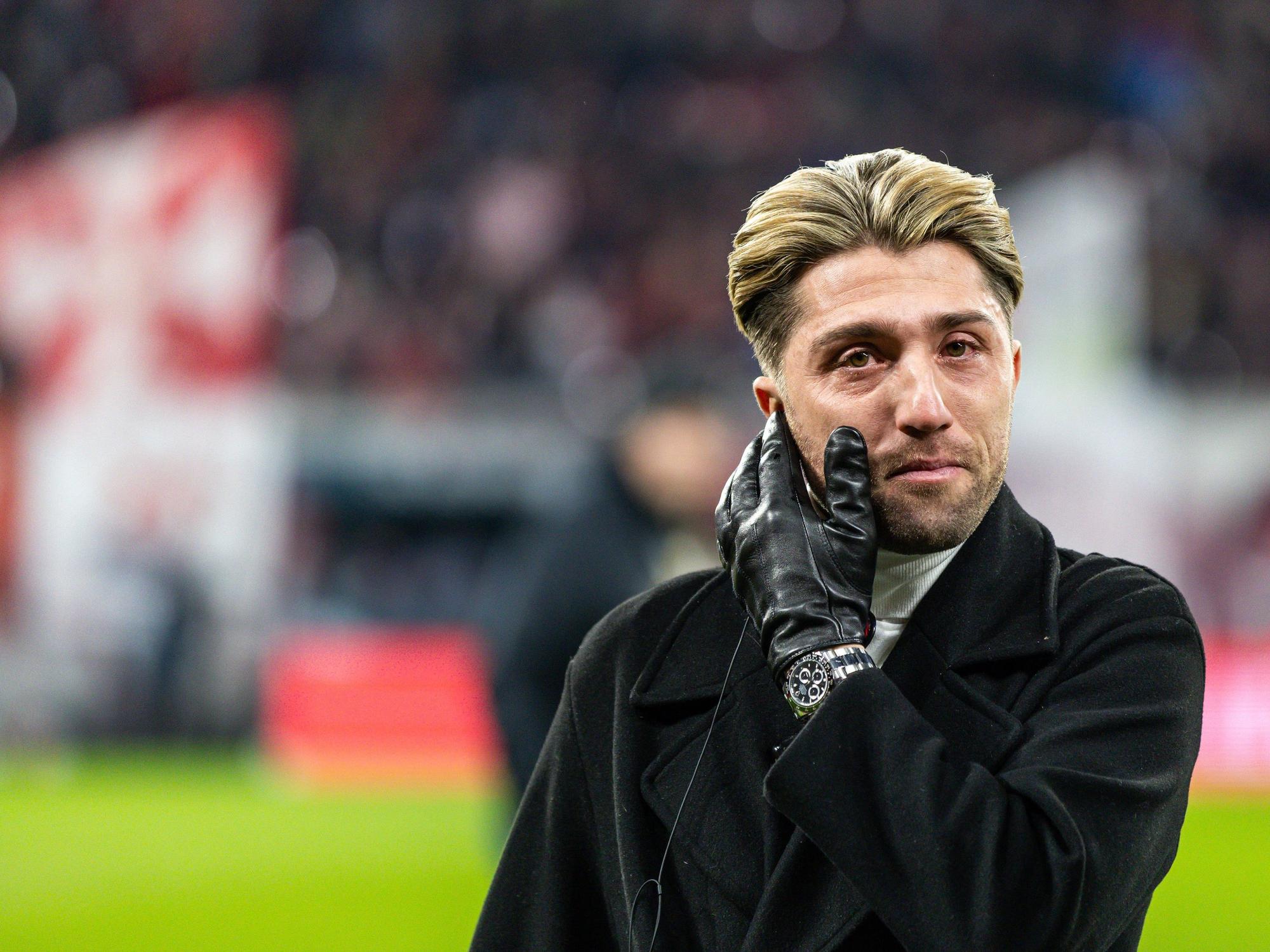 Kevin Kampl weint bei seiner Verabschiedung in Leipzig.