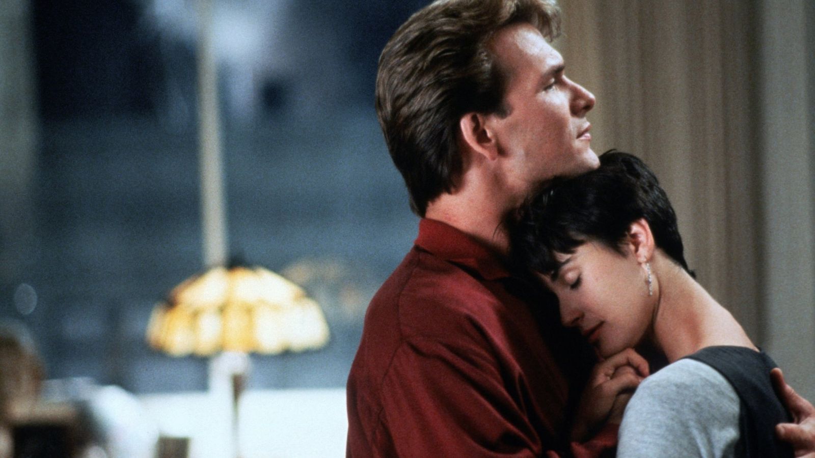 Mit dem romantischen Geisterdrama „Ghost - Nachricht von Sam“ (1990) feierte Swayze (Bild, mit Demi Moore) einen weiteren Erfolg, im Surfer-Krimi „Gefährliche Brandung“ (1991) begeisterte er als Gegenspieler von Keanu Reeves. (Bild: Paramount)