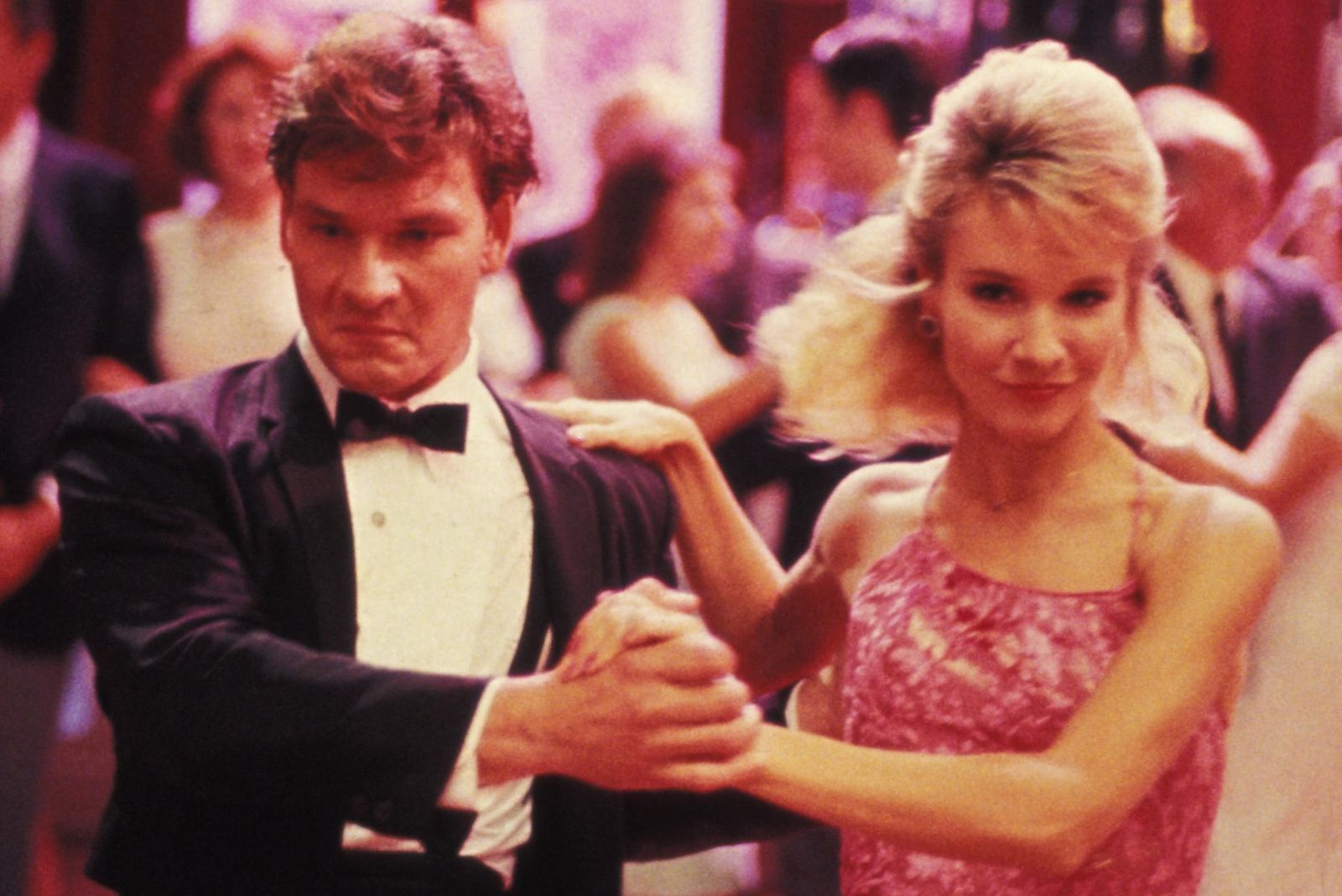 Cynthia Rhodes (Bild, mit Patrick Swayze) hatte bereits in den Tanzfilmen „Flashdance“ (1983) und „Staying Alive“ (1983) ihr Können gezeigt. In „Dirty Dancing“ spielte sie Penny Johnson, eine Tänzerin des Resorts, die unerwartet schwanger wird und für die „Baby“ einspringt.  (Bild: Concorde Home Entertainment)