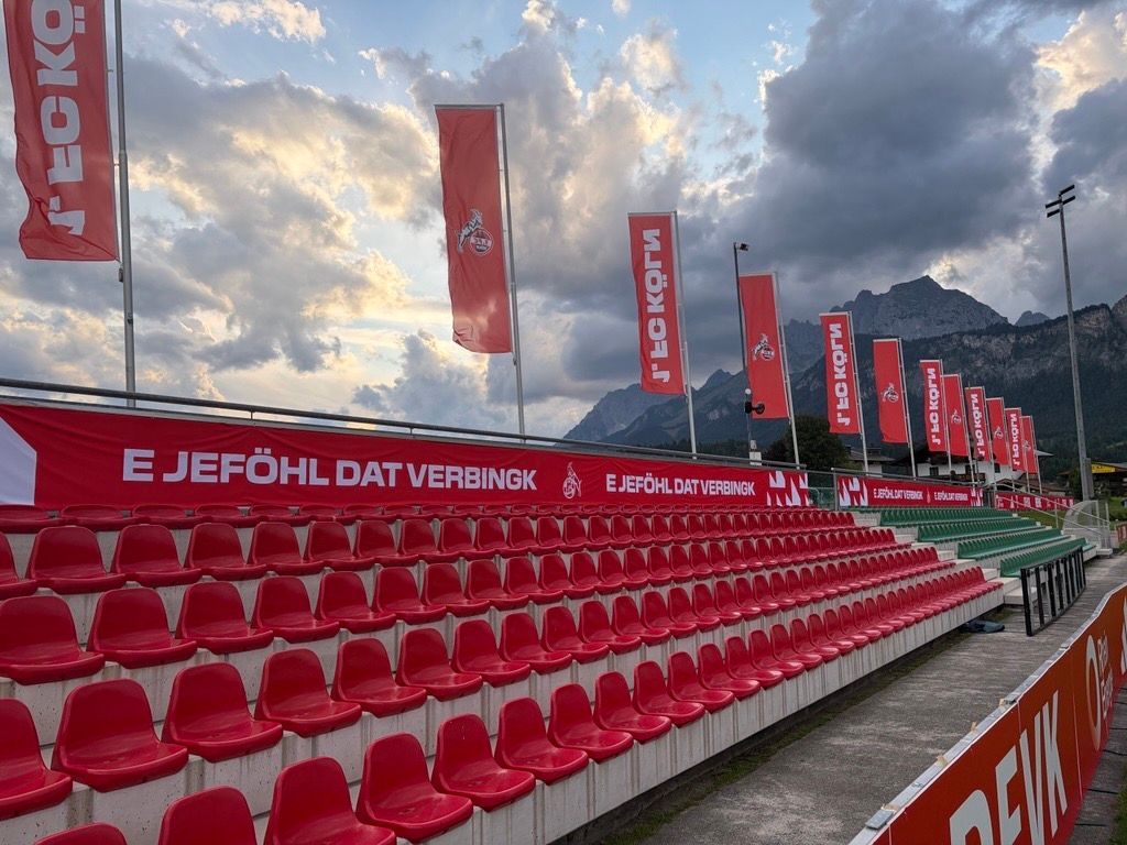 Die Tribüne im Koasastadion im österreichischen St. Johann in Tirol.