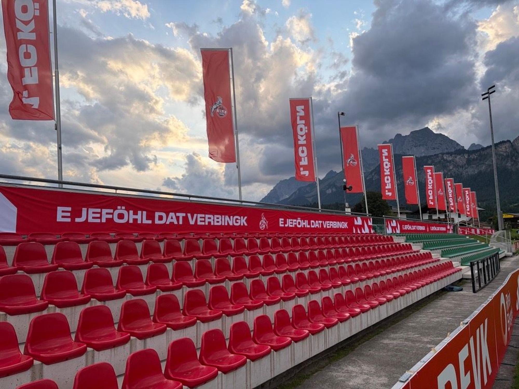 Die Tribüne im Koasastadion im österreichischen St. Johann in Tirol.