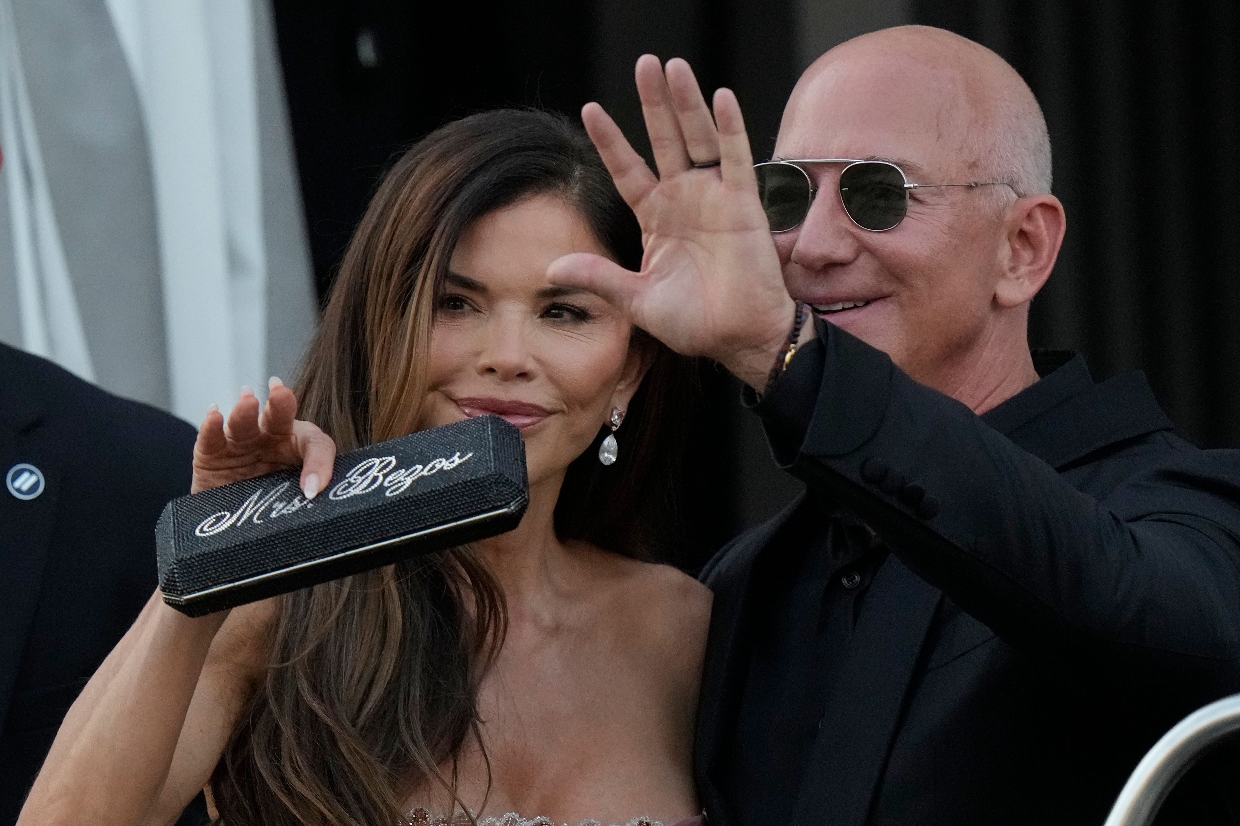 Jeff Bezos steht neben seiner Lebensgefährtin Lauren Sanchez Bezos (l).