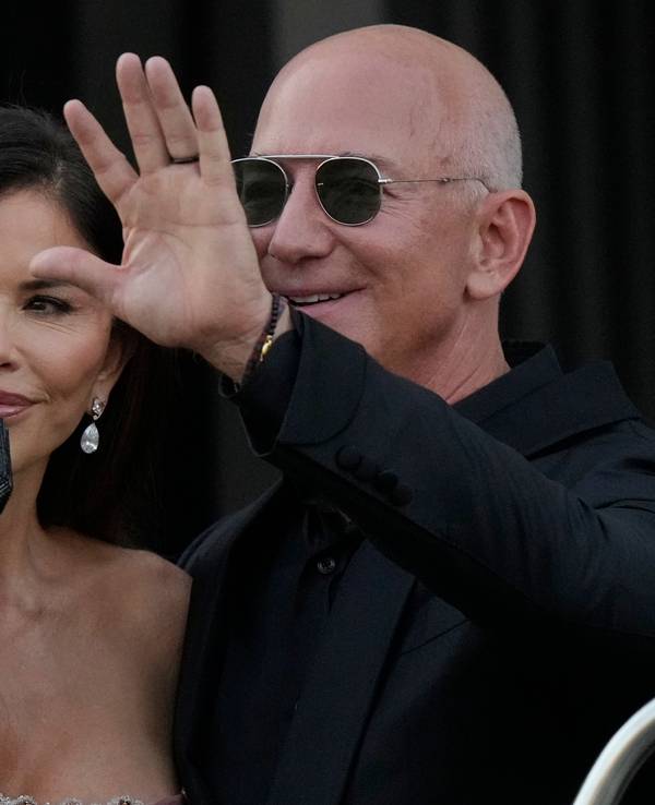 Jeff Bezos steht neben seiner Lebensgefährtin Lauren Sanchez Bezos (l).