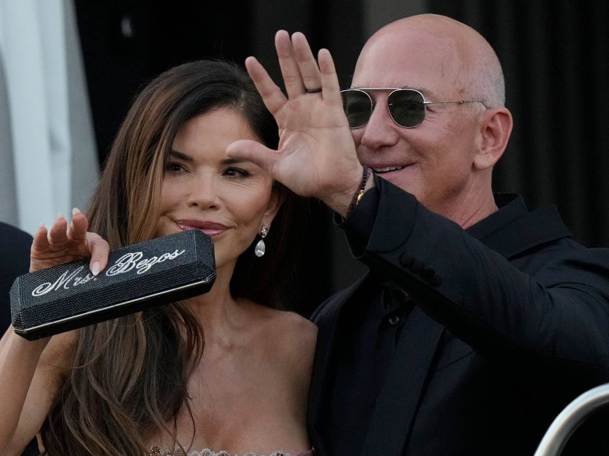 Jeff Bezos steht neben seiner Lebensgefährtin Lauren Sanchez Bezos (l).