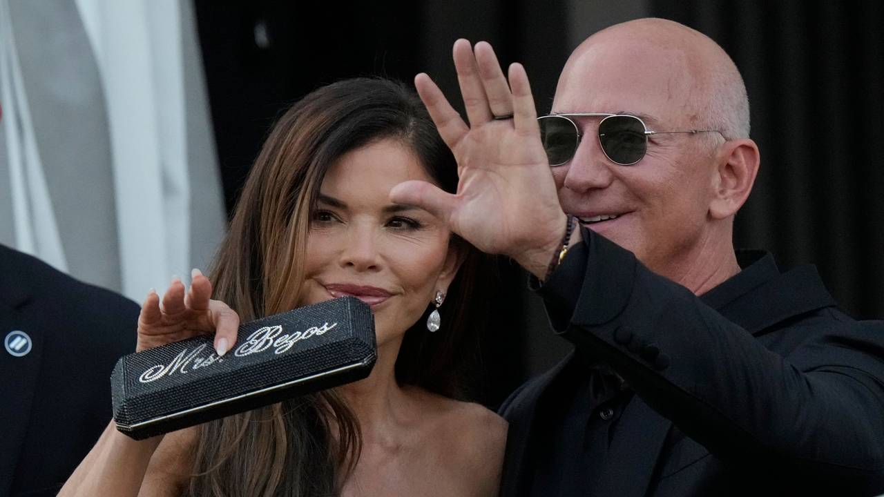 Jeff Bezos steht neben seiner Lebensgefährtin Lauren Sanchez Bezos (l).