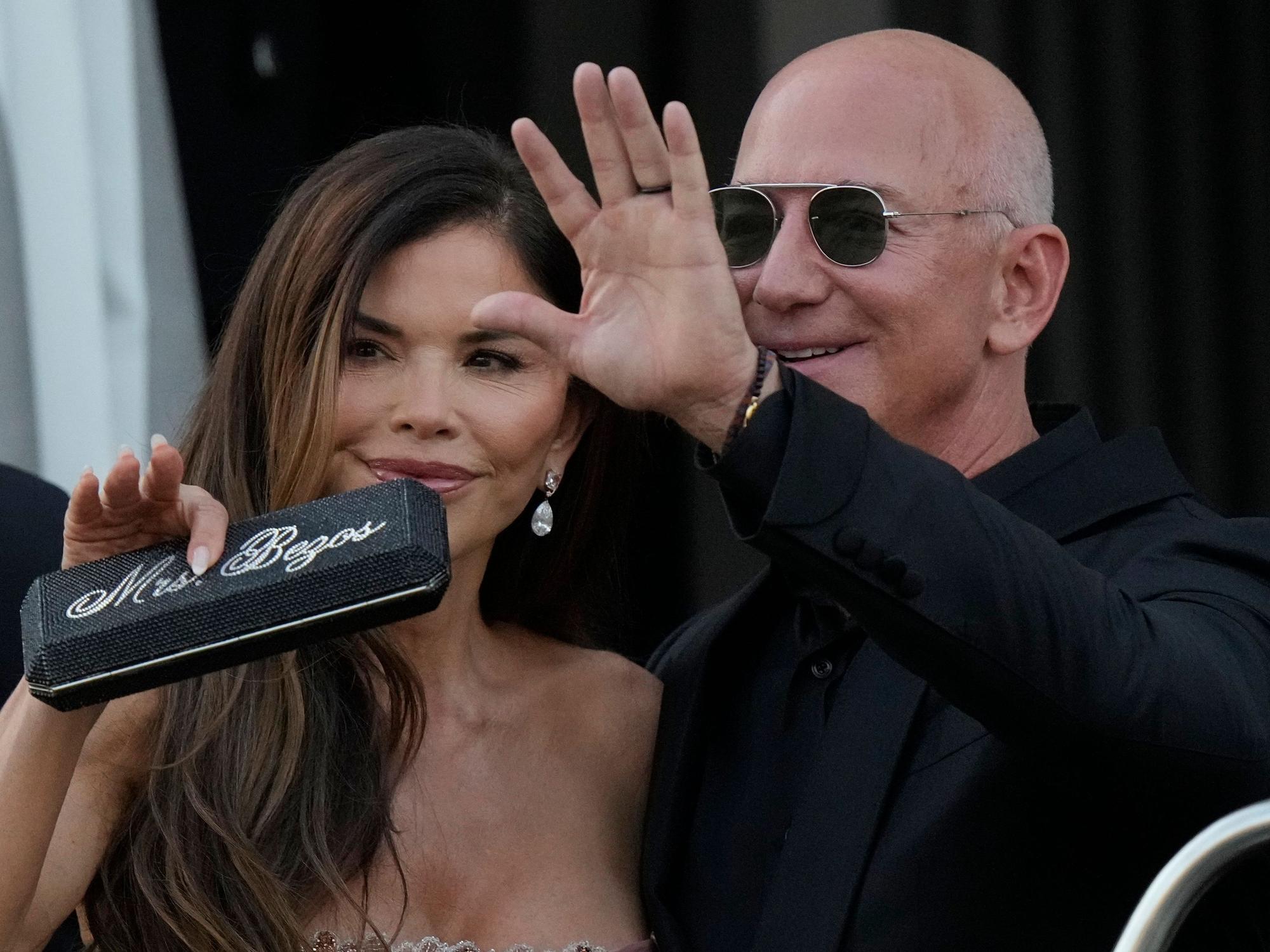 Jeff Bezos steht neben seiner Lebensgefährtin Lauren Sanchez Bezos (l).