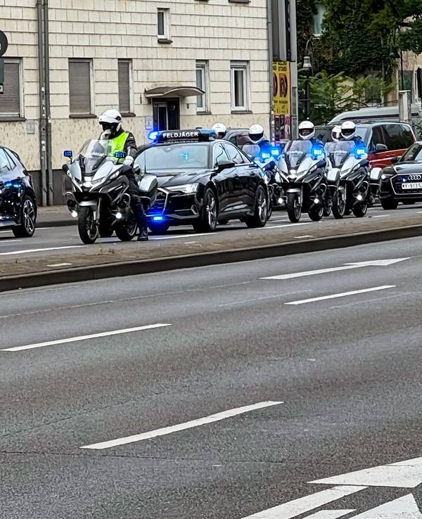 Feldjäger-Kolonne auf der Rheinuferstraße in Köln.