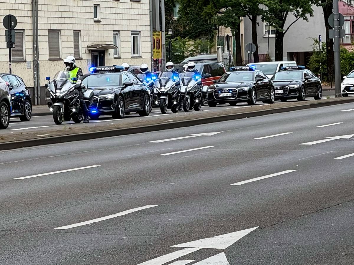 Feldjäger-Kolonne auf der Rheinuferstraße in Köln.
