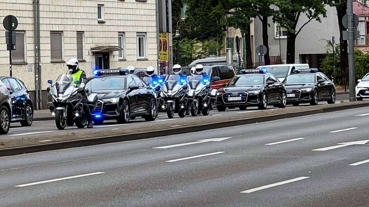 Feldjäger-Kolonne auf der Rheinuferstraße in Köln.