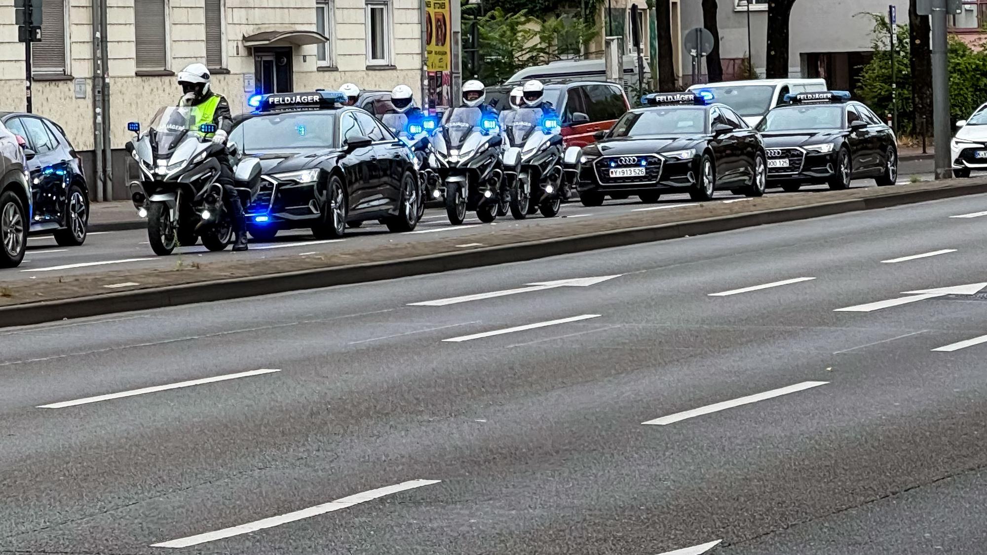 Feldjäger-Kolonne auf der Rheinuferstraße in Köln.