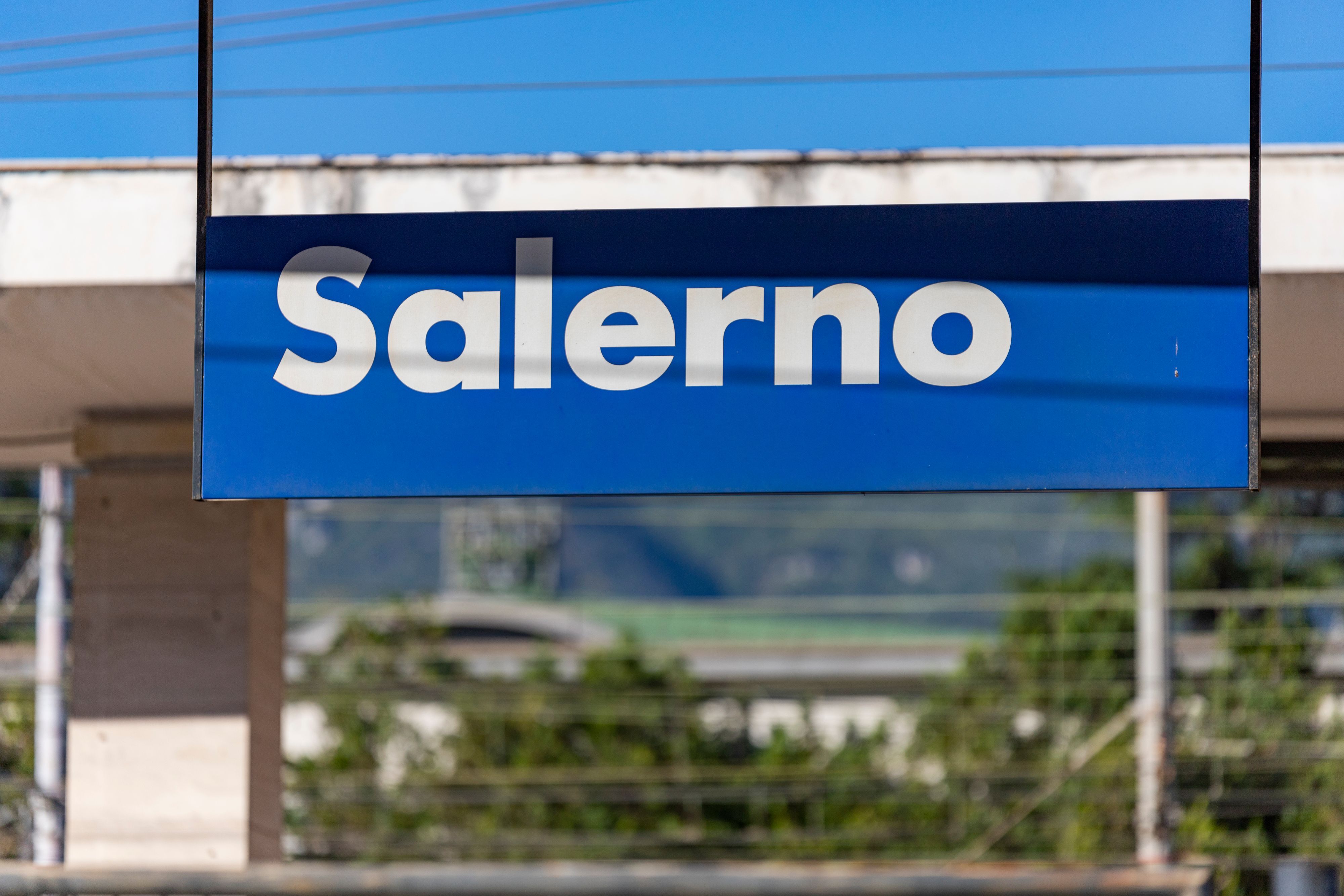 An der Bahnstation hängt ein Schild mit der Aufschrift Salerno.