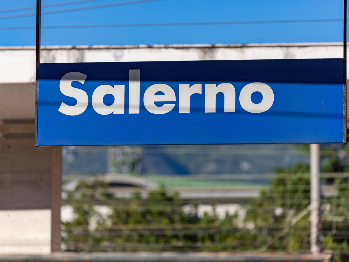 An der Bahnstation hängt ein Schild mit der Aufschrift Salerno.