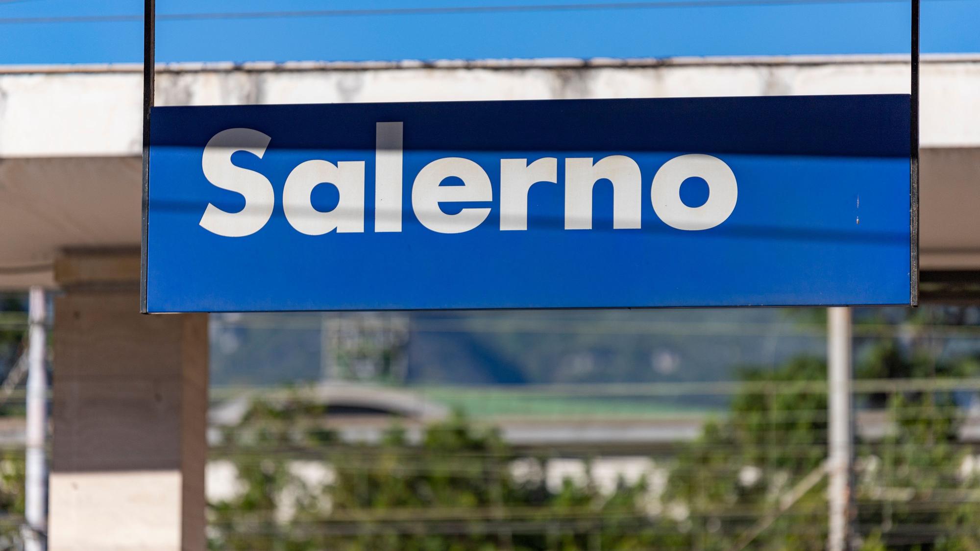 An der Bahnstation hängt ein Schild mit der Aufschrift Salerno.