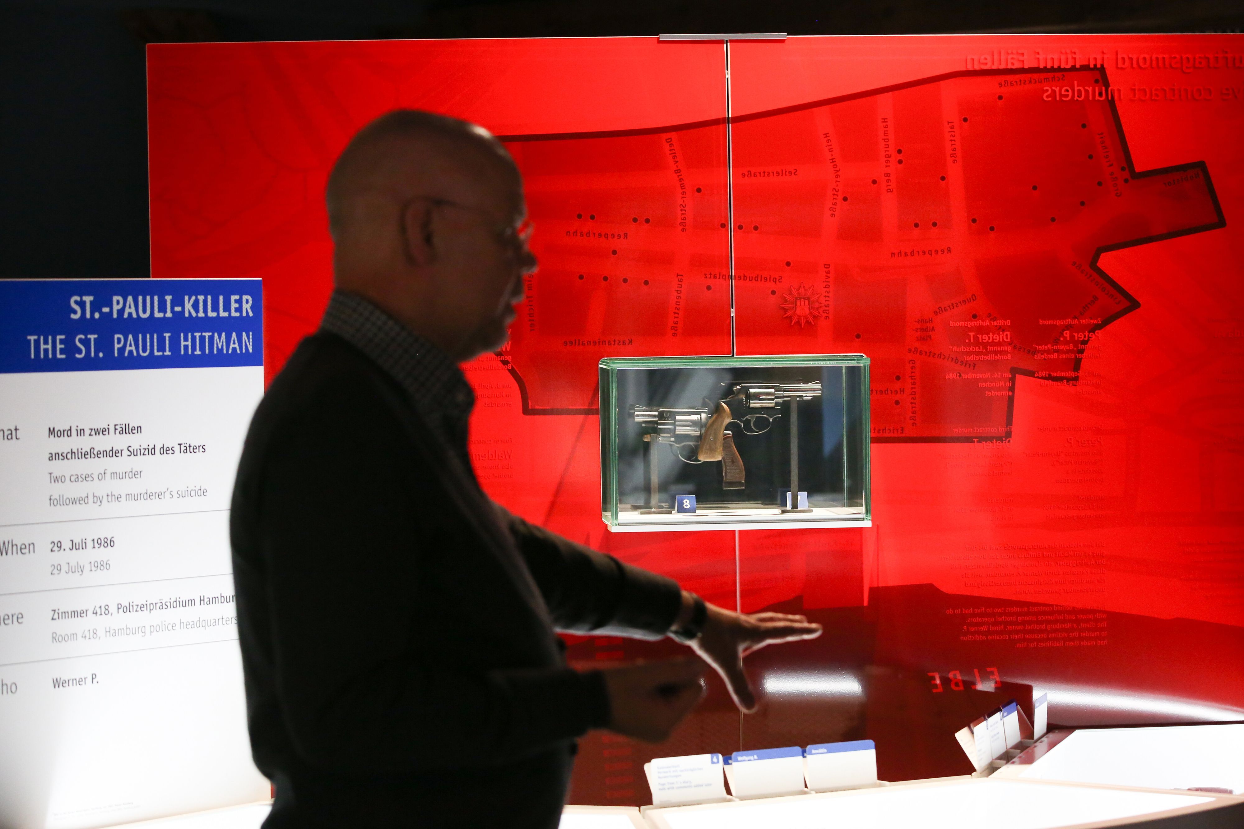 Der Kriminalhauptkommissar und Leiter des Polizeimuseums in Hamburg, Ernst Auch, erläutert am 25.2.2014 die Geschichte des St-Pauli-Killers Werner Pinzner.
