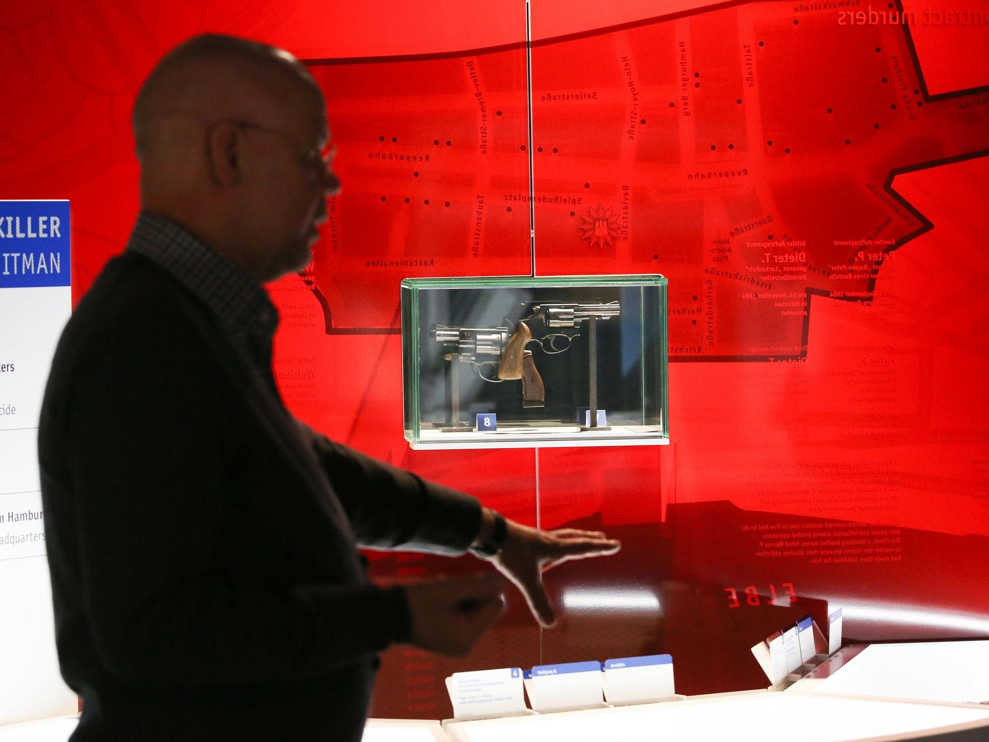 Der Kriminalhauptkommissar und Leiter des Polizeimuseums in Hamburg, Ernst Auch, erläutert am 25.2.2014 die Geschichte des St-Pauli-Killers Werner Pinzner.