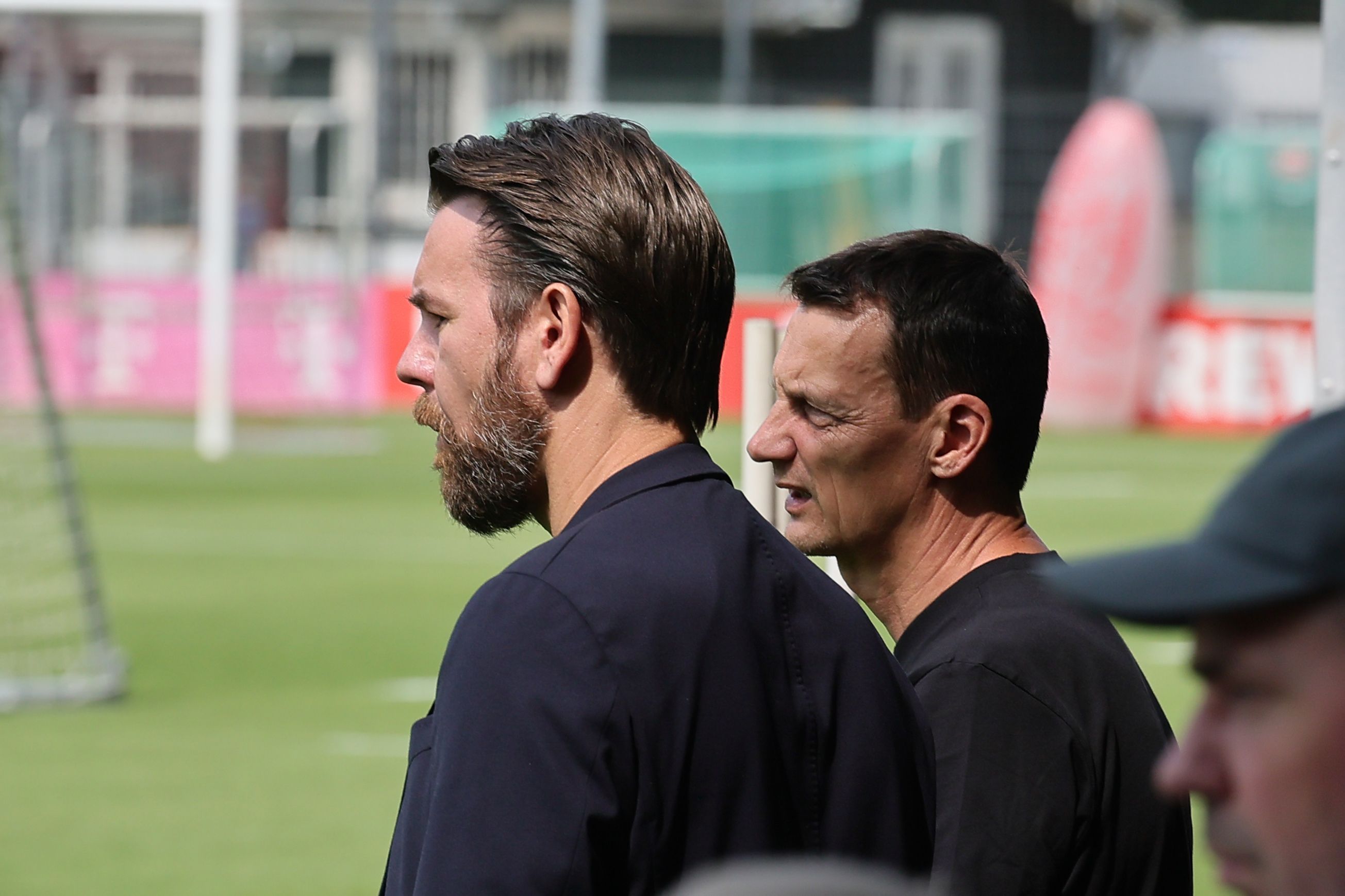 Beim Training des 1. FC Köln stehen Thomas Kessler und Ulf Sobek nebeneinander.