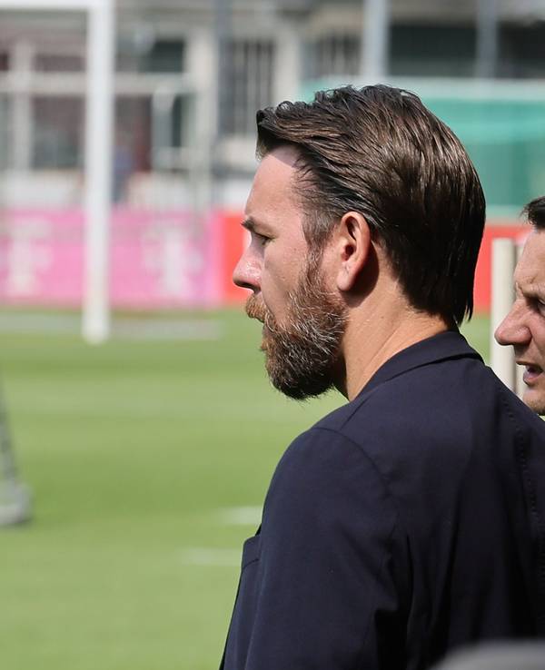 Beim Training des 1. FC Köln stehen Thomas Kessler und Ulf Sobek nebeneinander.