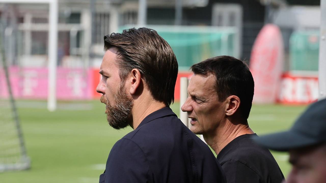 Beim Training des 1. FC Köln stehen Thomas Kessler und Ulf Sobek nebeneinander.