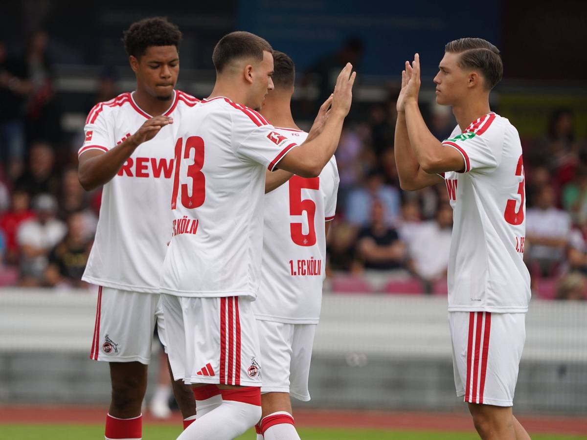 Die FC-Profis klatschen sich in einem Testspiel ab.