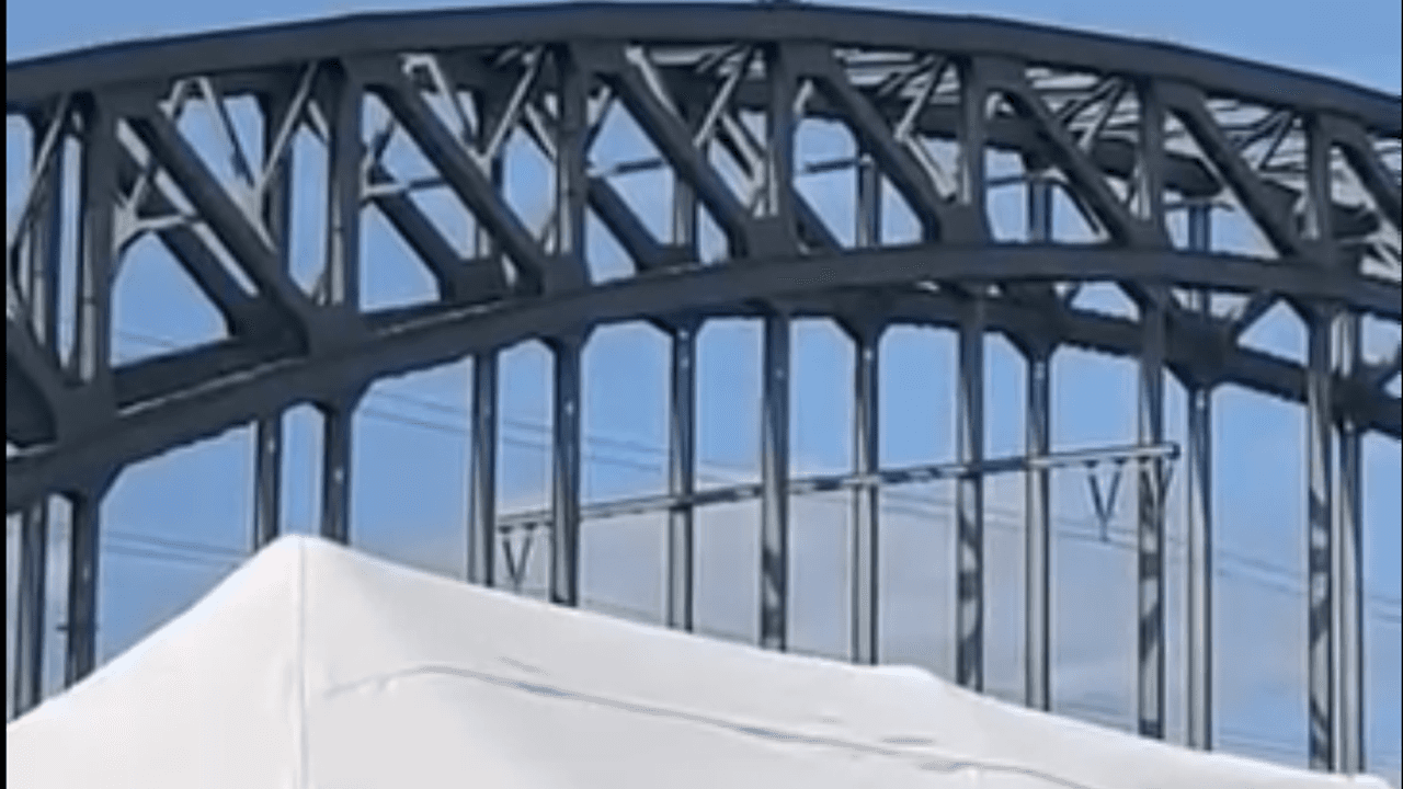Eine Frau sitzt auf der Südbrücke. Der Bahnverkehr wurde zeitweise gestoppt.