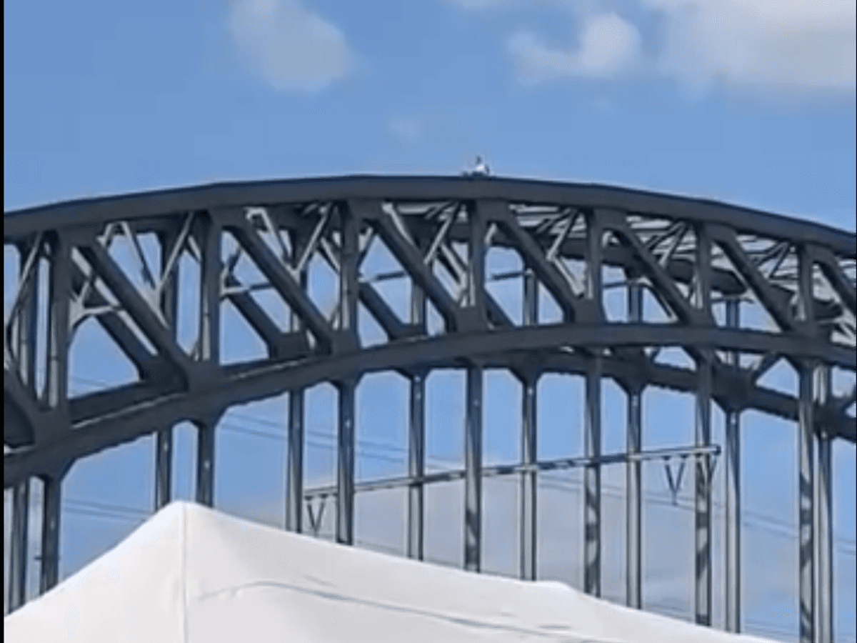Eine Frau sitzt auf der Südbrücke. Der Bahnverkehr wurde zeitweise gestoppt.