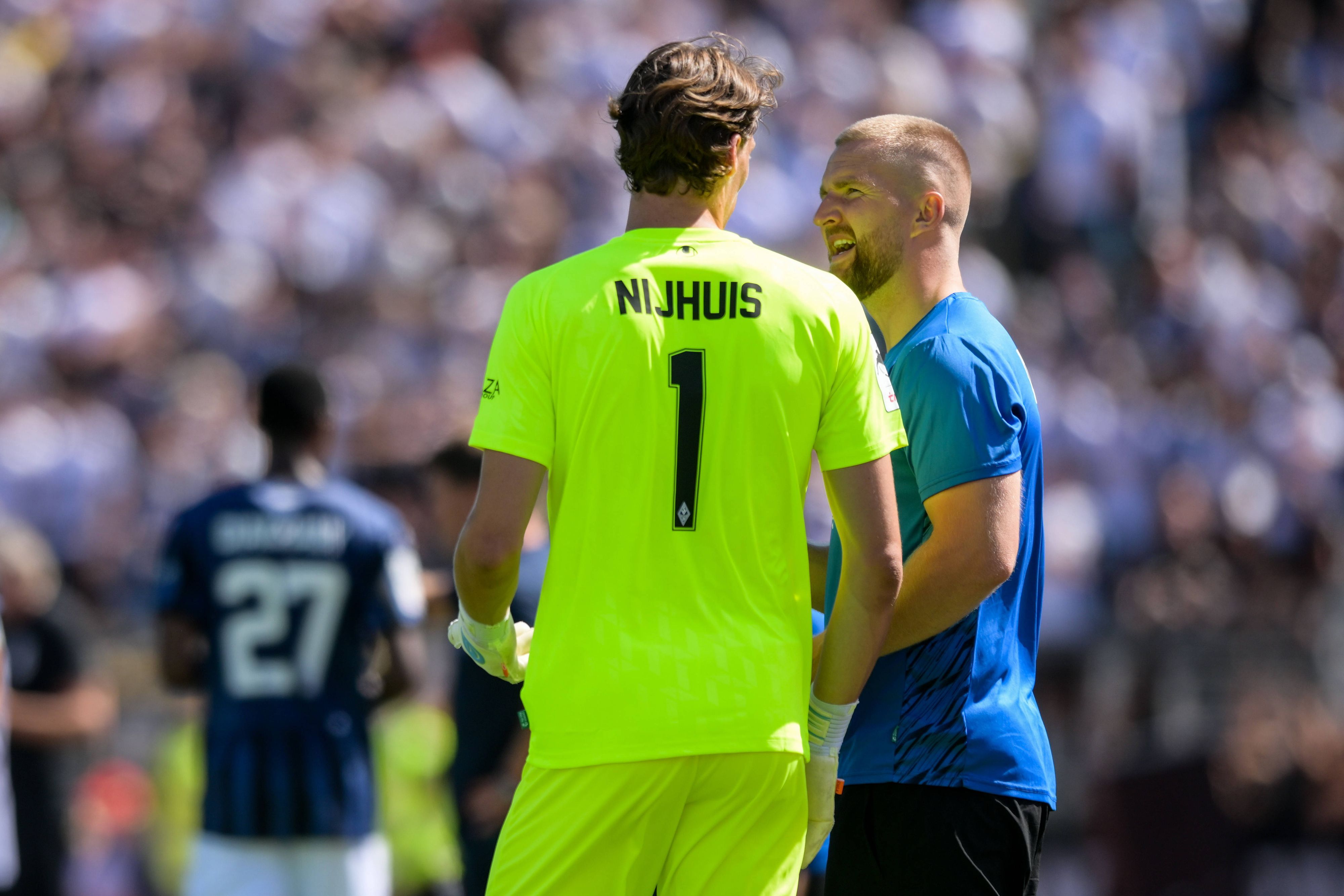Nils Segelken spricht mit Torwart Nijhuis.