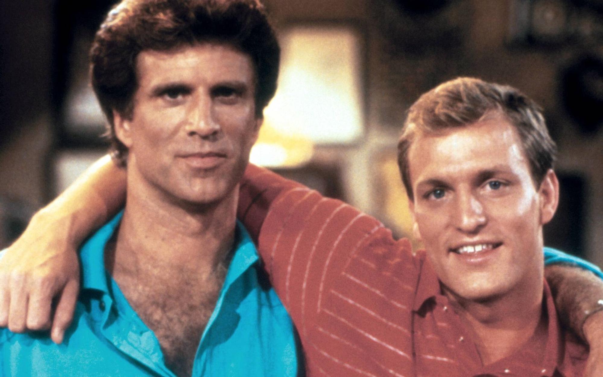 Woody Harrelson schaffte mit der Rolle des Barkeepers Ted Woodrow „Woody“ Boyd an der Seite von Ted Danson in „Cheers“ seinen Durchbruch als Schauspieler. (Bild: IMAGO / Allstar)