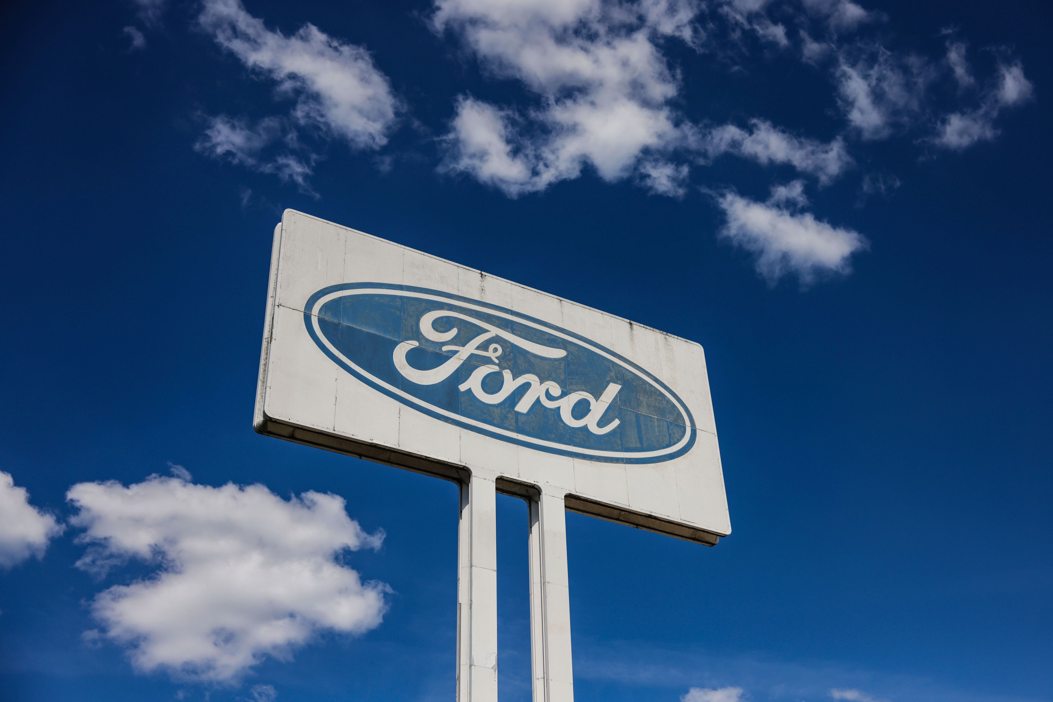 Blick auf das Ford-Werk in Köln: Der Autobauer Ford plant eine Zusammenarbeit mit Geely. Was heißt das für die Kölner?